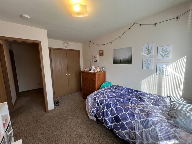 Building Photo - Pre-Leasing for 26/27 School Year