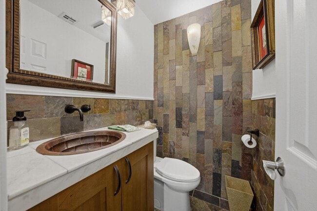 Building Photo - 10 Venus Dr