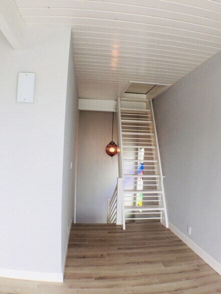 Staircase - 31501 Burnside Pl