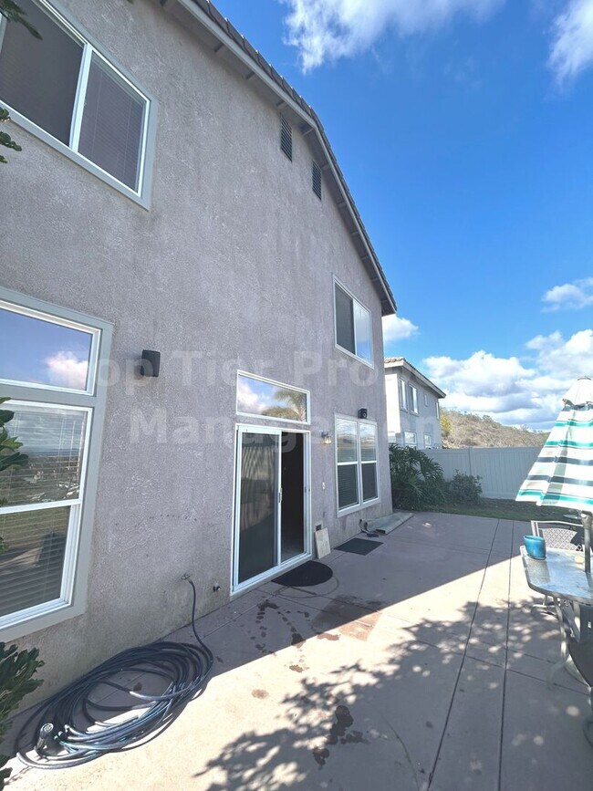 Building Photo - Beautiful 4 bed, 3 bath, 2,726 sqft House ...