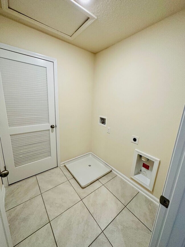 Building Photo - 3/2.5 Townhome in Bridgewater Community!