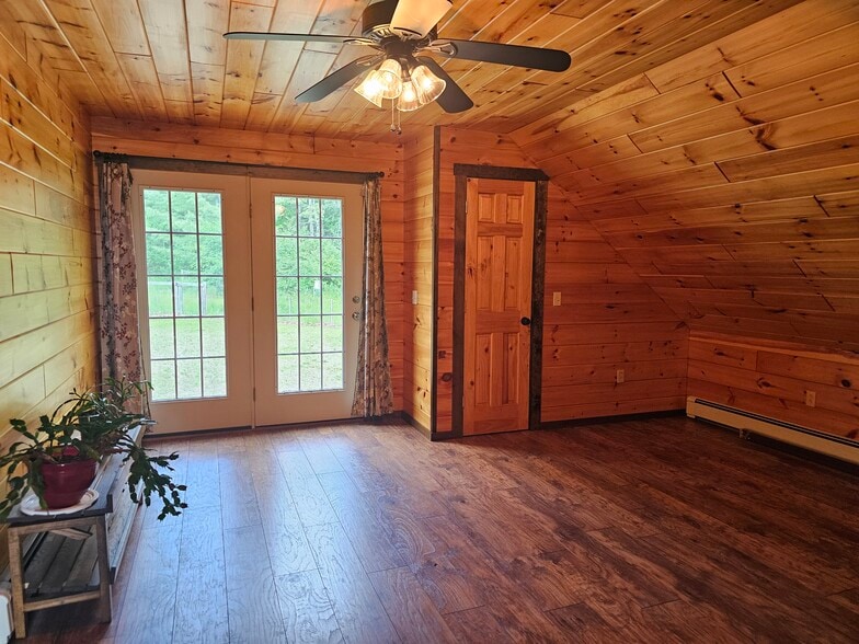 Upstairs bedroom - 2058 E Clarendon Rd