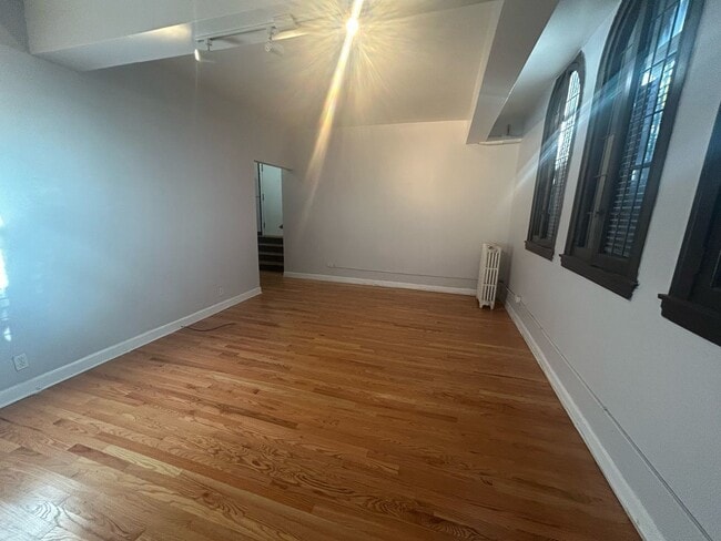 Building Photo - 4515 N Wolcott Ave