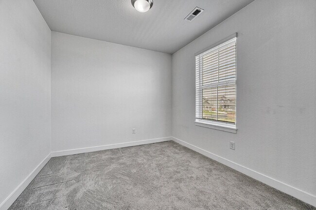 Building Photo - $4,450.00, 5 bed, 4.5-bath located in Broo...