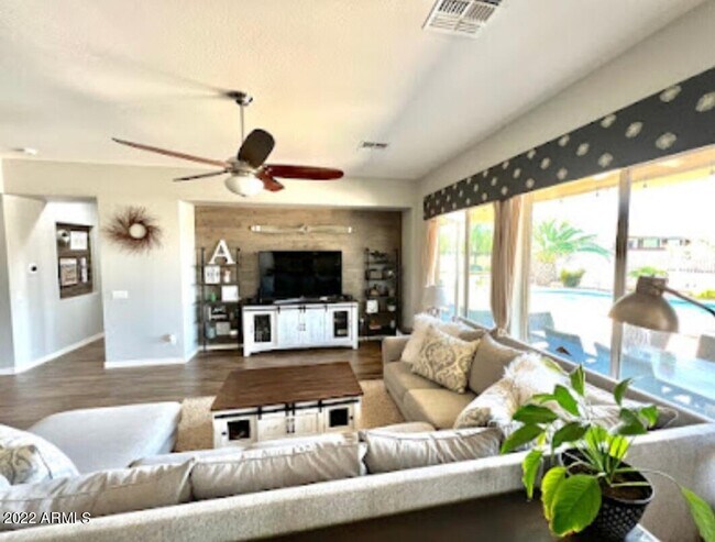 Building Photo - 19350 W Oregon Ave