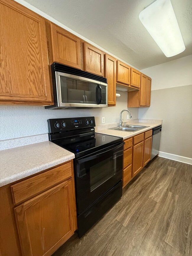 Building Photo - MOVE-IN READY!! 2 bed 2 bath Lakewood Condo