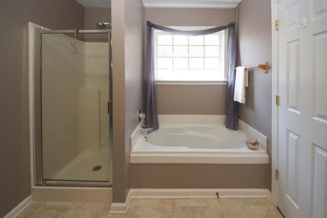 Building Photo - 2120 Highland Gate Dr