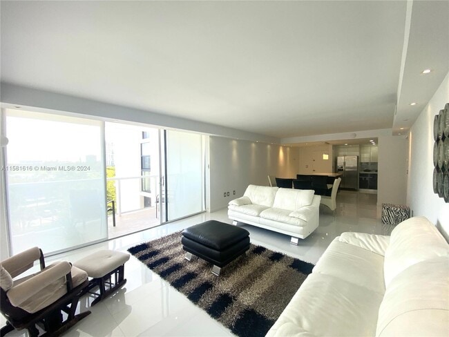 Building Photo - 3731 N Country Club Dr