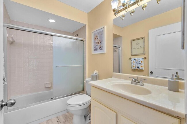 Building Photo - 8099 Cassia Dr