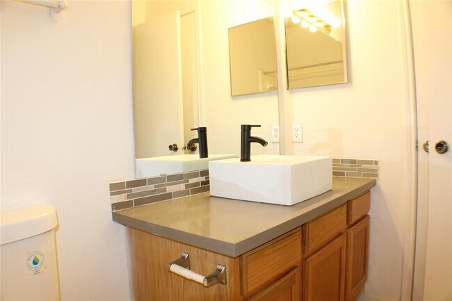 Building Photo - 7342 Regency Square Ct