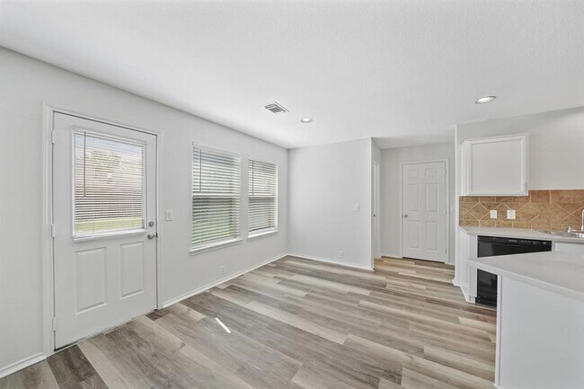 Building Photo - 5826 Kenwood