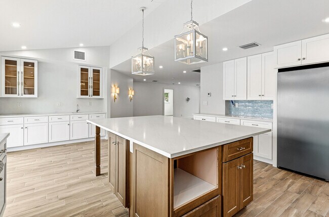 Building Photo - 1254 SW 4th Ct