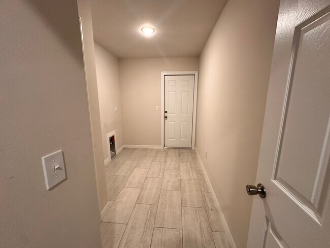 Building Photo - 129 NE 6th Ave