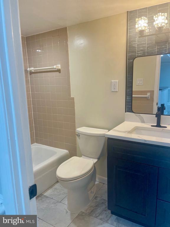 Building Photo - 6018 Westchester Park Dr