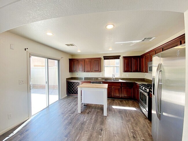 Building Photo - 4 BEDROOM + DEN 3 BATH HOME IN NORTHWEST