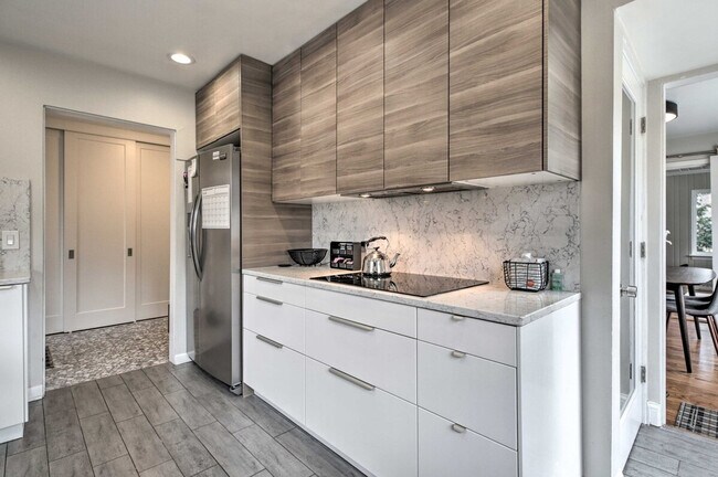 Building Photo - 696 Crescent Blvd