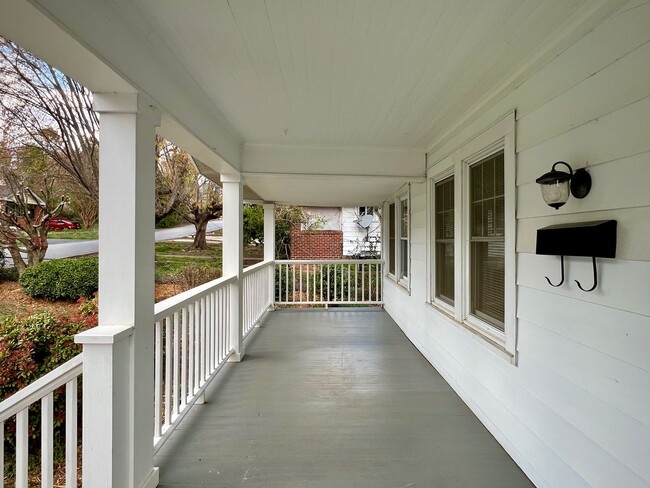 Building Photo - Charming West Asheville Home!