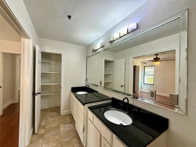 Building Photo - 2607 Princeton Dr
