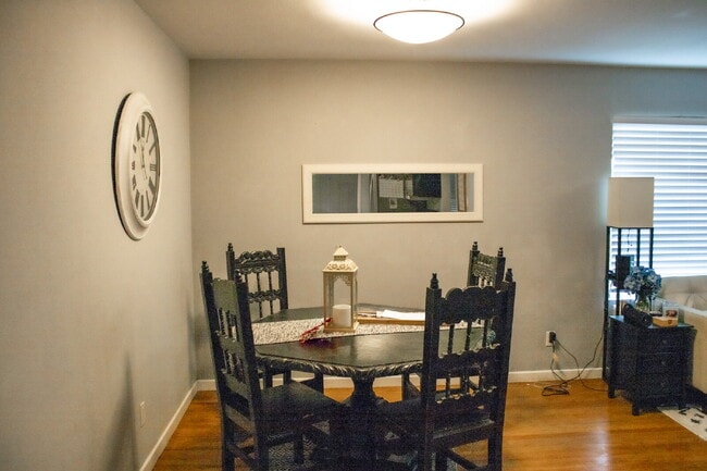 Building Photo - Charming 2-bedroom