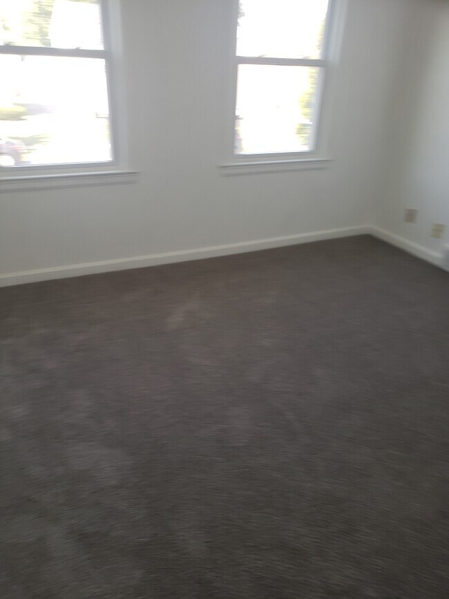 Building Photo - 51 Montfort Dr