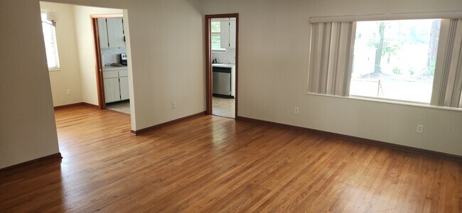 Building Photo - 800 Lake Shore Ter