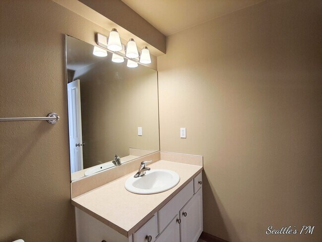 Building Photo - Gorgeous North Seattle Townhome