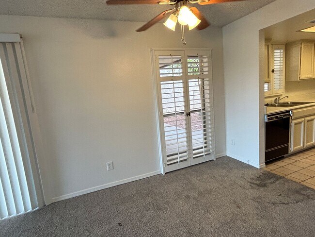 Building Photo - On the Lake, 2 Bed, 2 Bath, Great Views!