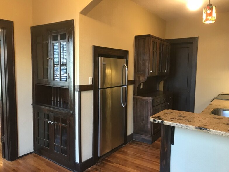 Building Photo - 616 E 7th St