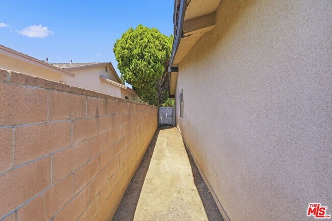 Building Photo - 15920 Gledhill St