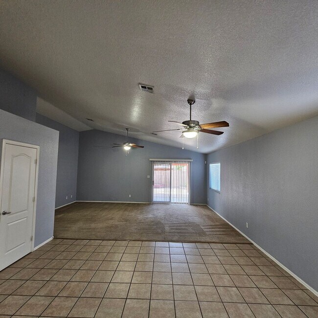 Building Photo - Awesome rental available!