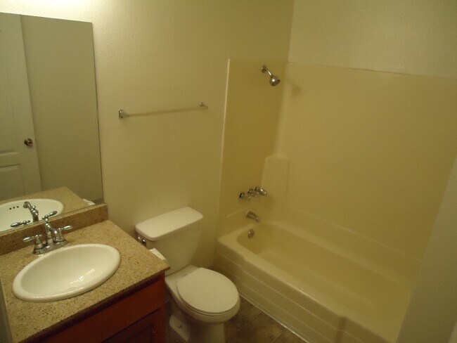 Building Photo - 3557 Kenora Dr