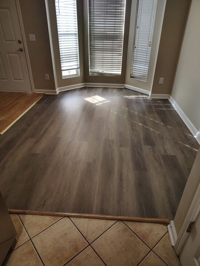 Building Photo - Spacious 4 Bedroom 2.5 Baths-New Carpet and LVP Flooring!