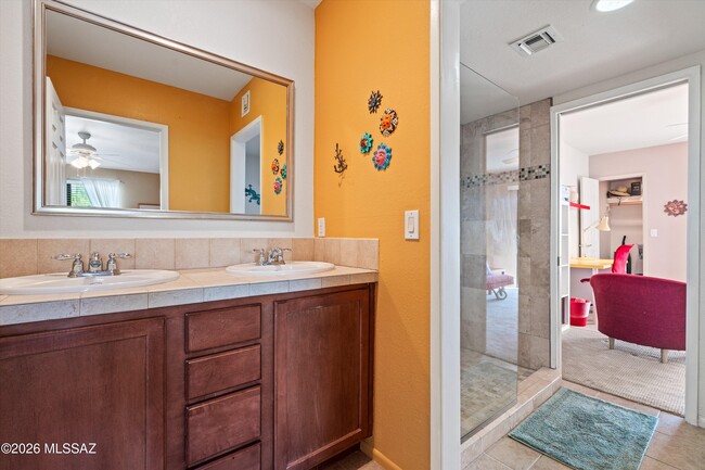 Building Photo - 5051 N Sabino Canyon Rd