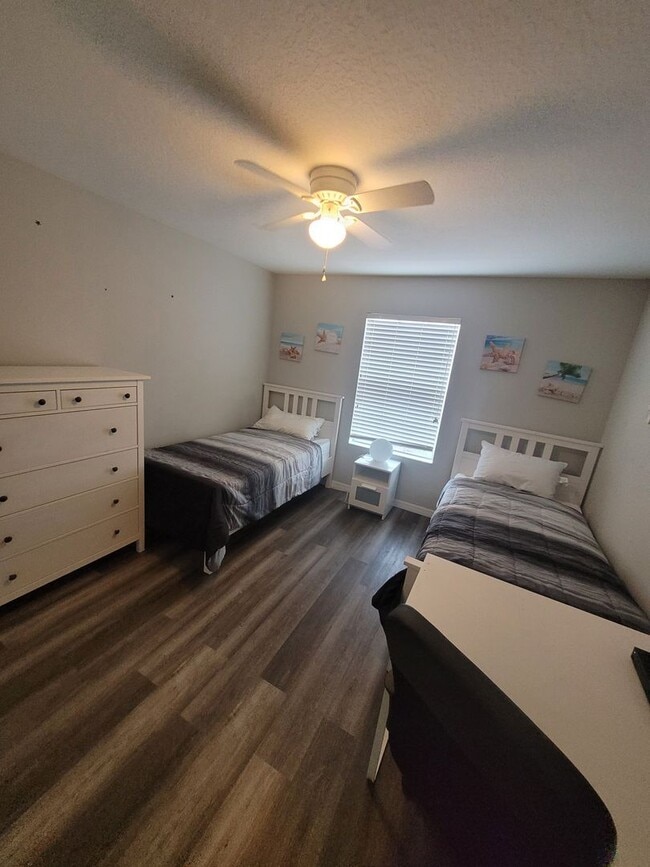 Building Photo - RENOVATED 4 bed 3 bath Completely FURNISHE...