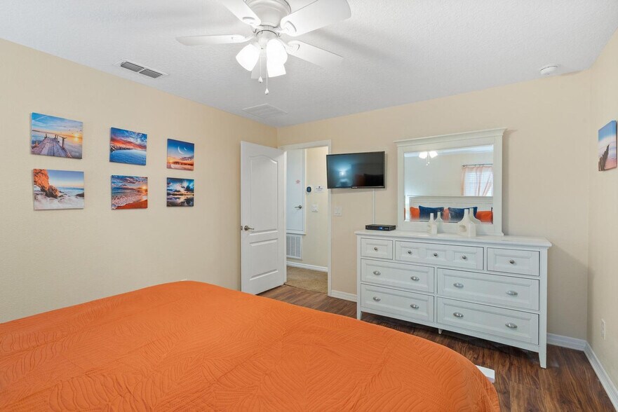 Building Photo - 3071 Beach Palm Ave