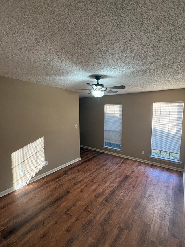 Building Photo - 5852 Roxboro Dr