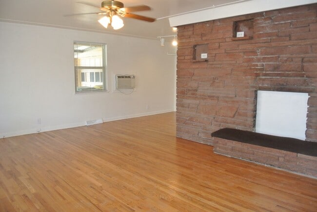 Building Photo - 2 bedroom/1 bathroom