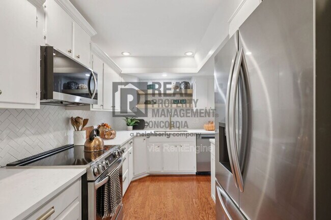 Building Photo - 5025 Hillsboro Pike