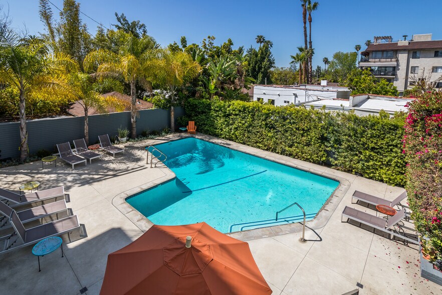 Building Photo - 7560 Hollywood Blvd