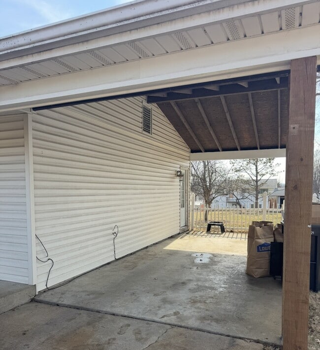 Building Photo - Welcome Home to Desirable Fenton!