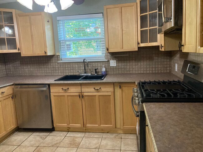 Kitchen - 1704 W Birge St