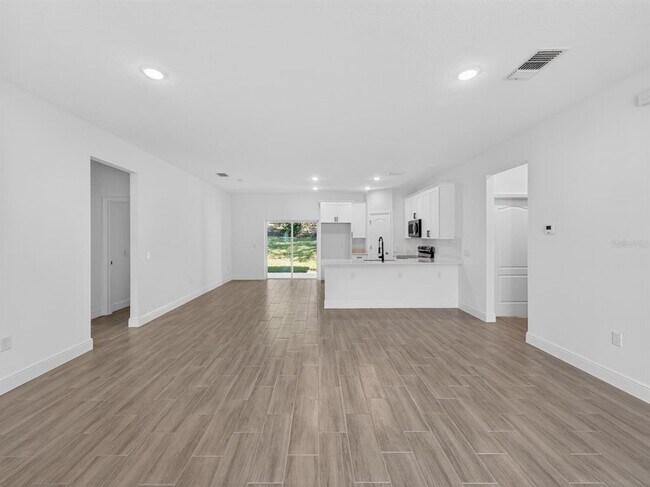 Building Photo - 922 N Fairbairn Dr