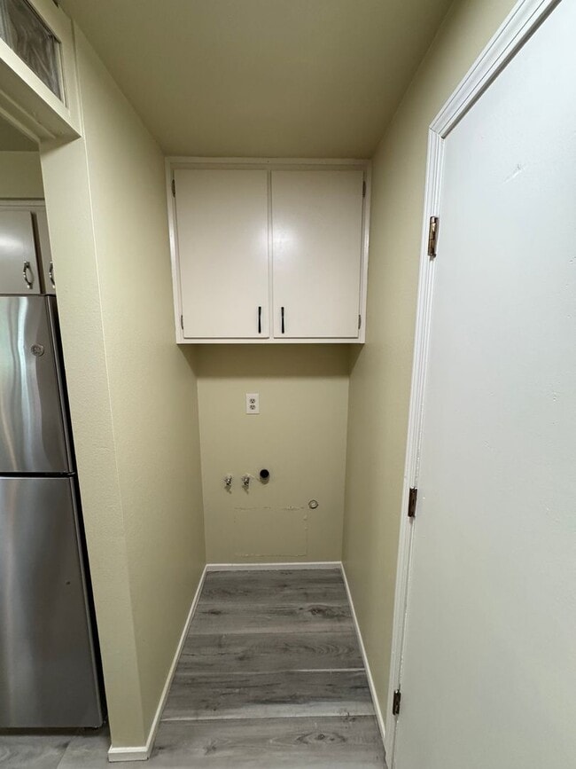Building Photo - 3-Bedroom, 1-Bathroom Duplex Near Coburg Road