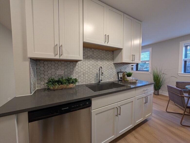 Building Photo - 531 W Aldine Ave