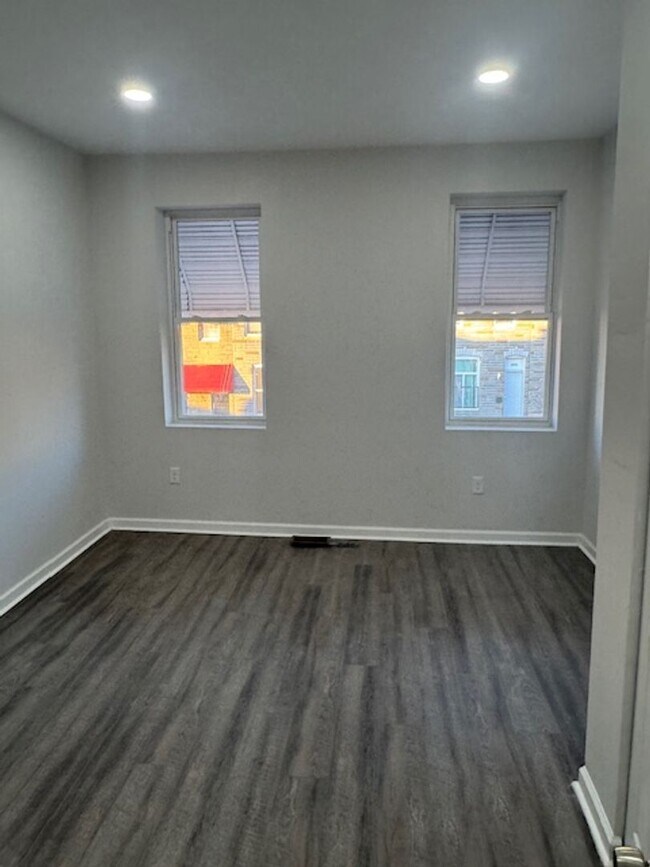 Building Photo - Beautifully Updated Townhome in Prime Location – Move-In Ready!