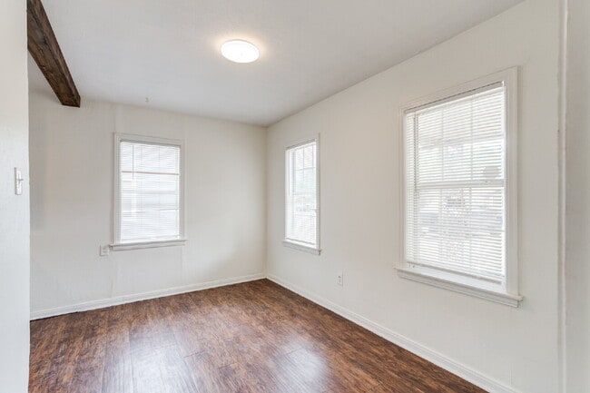 Building Photo - Wonderful updated home! 3/1!