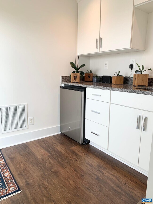 Building Photo - 129 Almere Ave