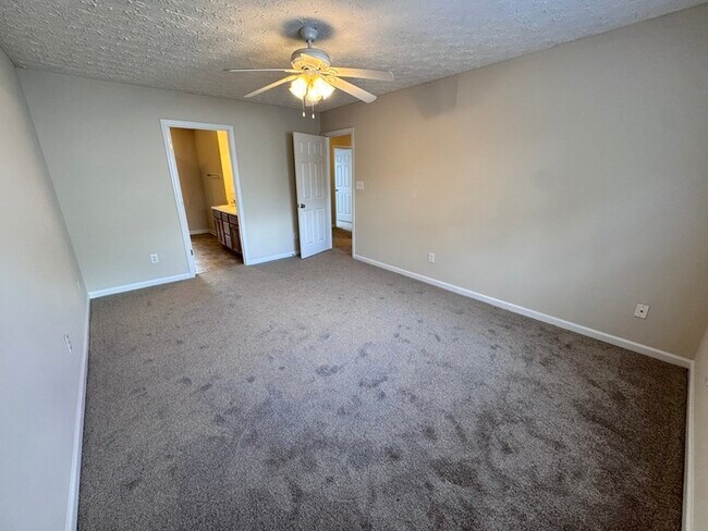Building Photo - Great space in this 3 bedroom 2 and 1/2 bath end unit Townhome!