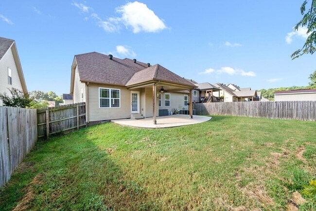 Building Photo - Pet Friendly Three Bedroom with Bonus in R...