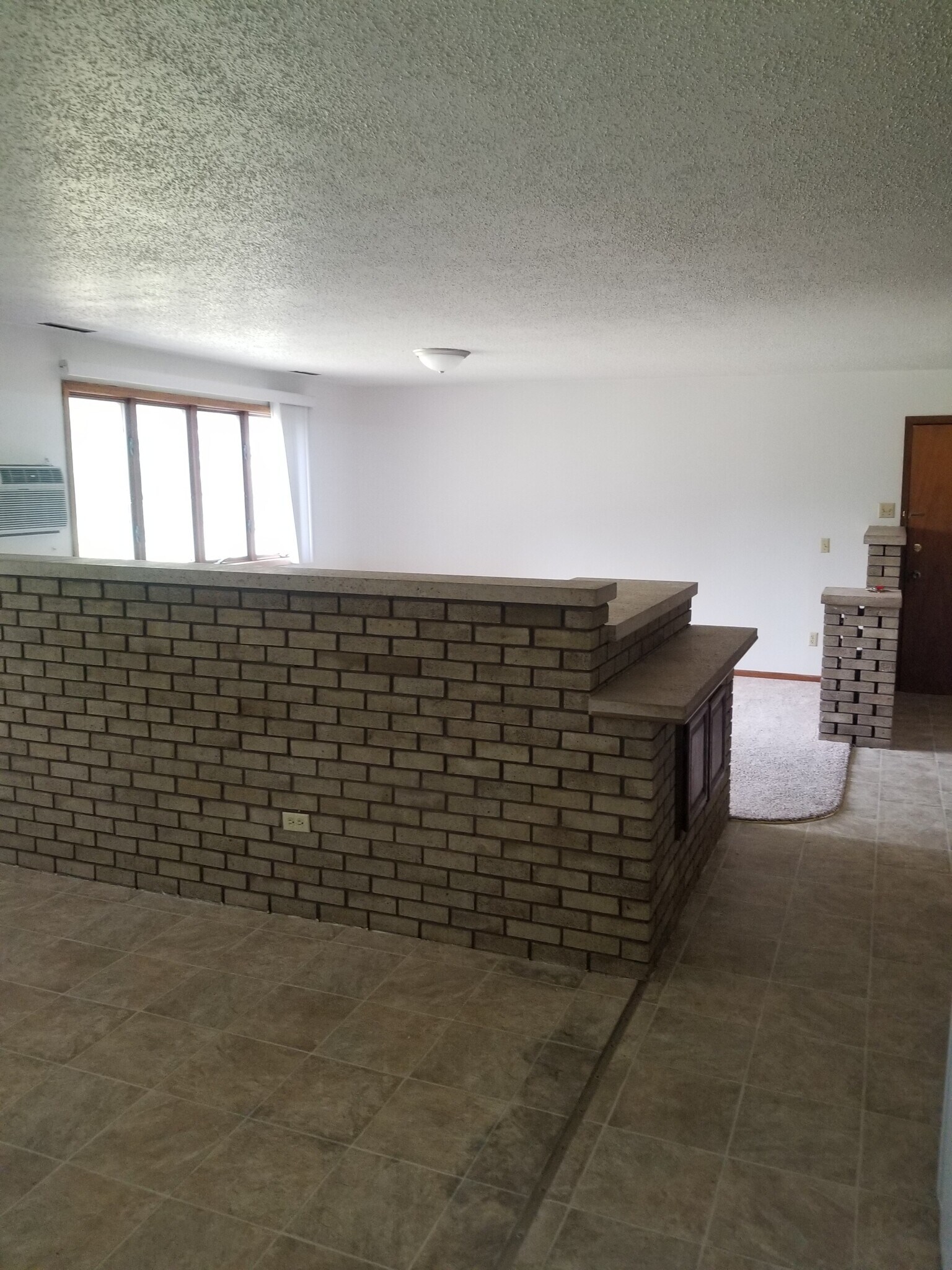 Building Photo - 1112 Oakview Dr